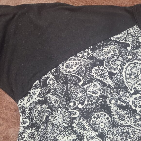Lularoe black white paisley Randy baseball t shirt Sz M GUC - Picture 4 of 4